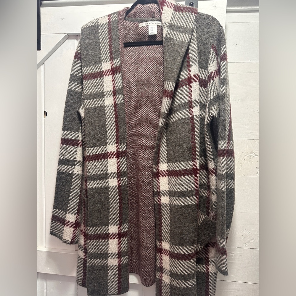 Grey and maroon sweater by maxstudio